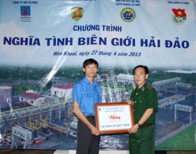Khí Cà Mau thăm tặng quà cho chiến sĩ trên đảo Hòn Khoai