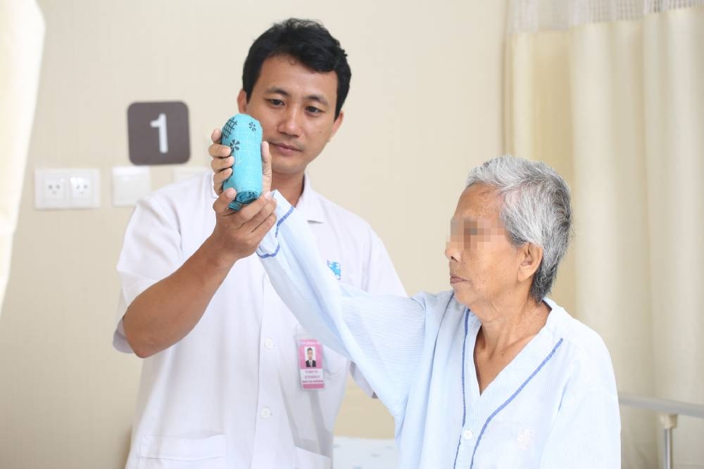 80 benh nhan thoai hoa khop dieu tri muon