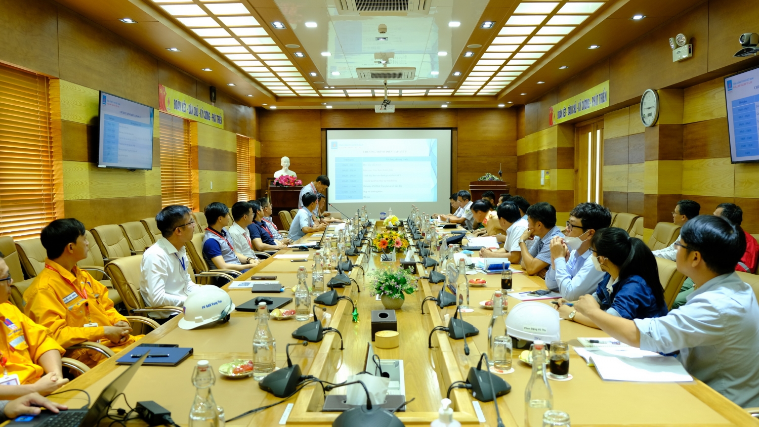 kvt dien tap phoi hop nhieu luc luong tinh huong an ninh cang bien va ung pho su co tran dau 2020
