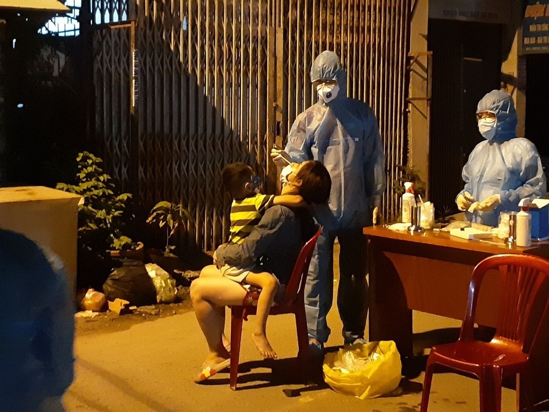 Lấy mẫu xét nghiệm các trường hợp l