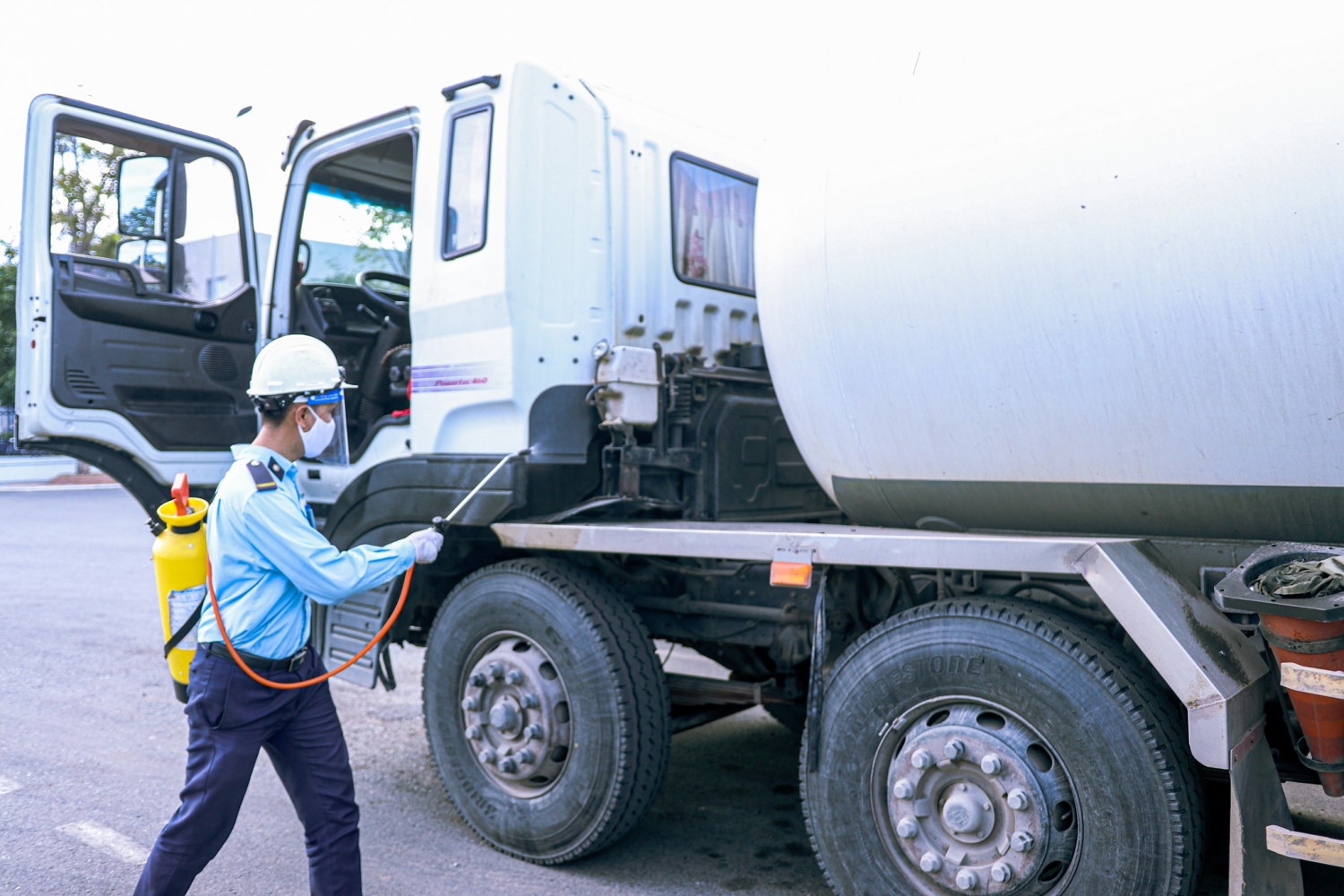 Công tác khử khuẩn xe bồn được thực hiện nghiêm túc Công tác khử khuẩn xe bồn được thực hiện nghiêm túc