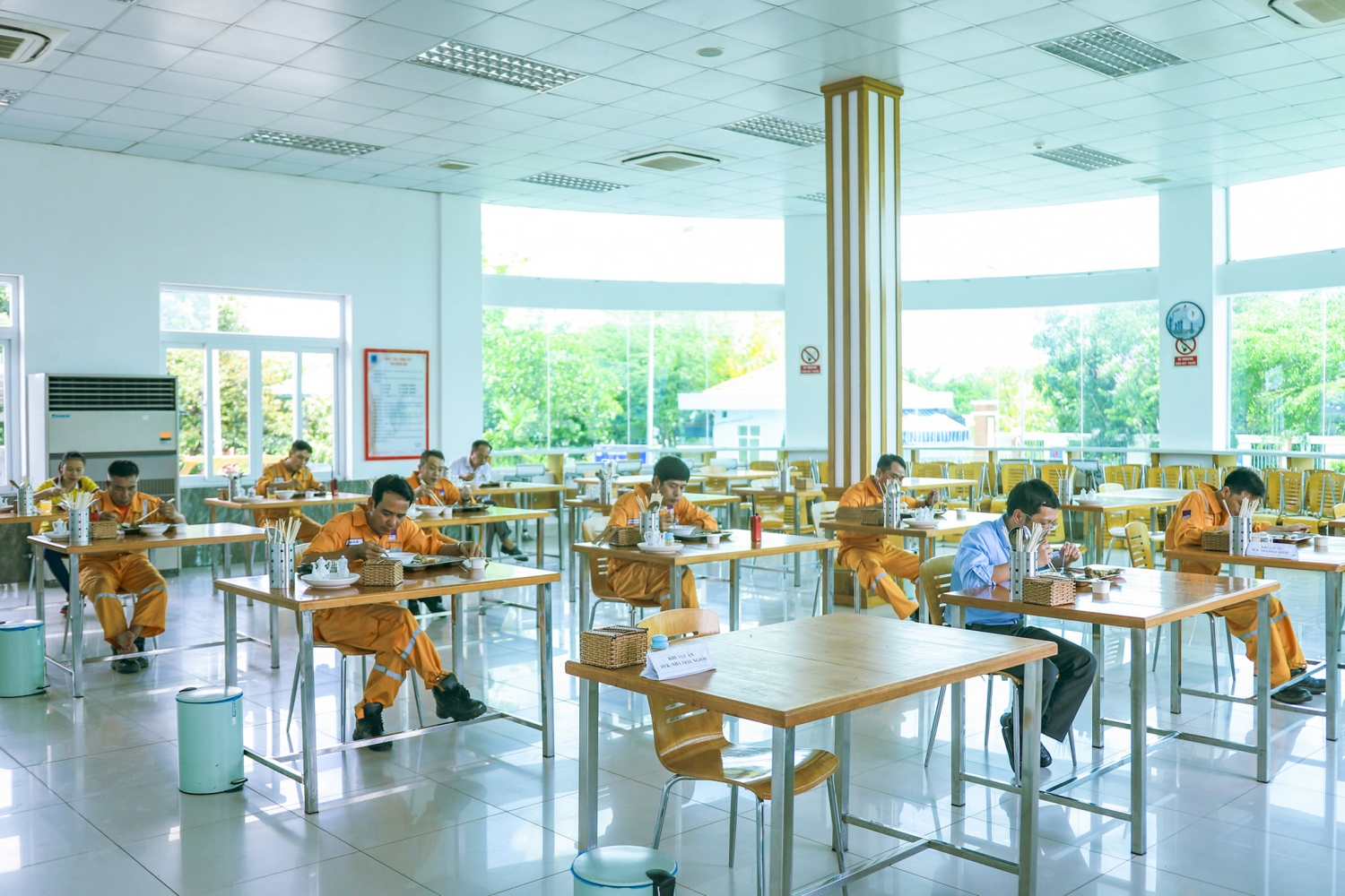 Đảm bảo các biện pháp PCD, phân chia lệch giờ, giãn cách tại khu vực nhà ăn Đảm bảo các biện pháp PCD, phân chia lệch giờ, giãn cách tại khu vực nhà ăn