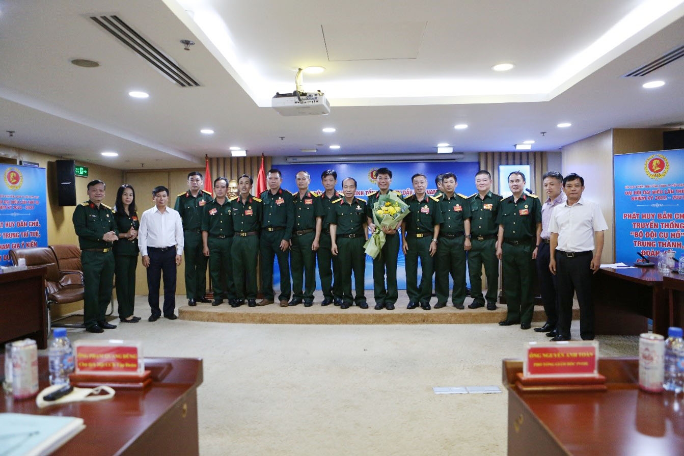 Hội CCB Tập đoàn và Lãnh đạo PVOIL chúc mừng Ban Chấp hành Hội CCB PVOIL khóa III, nhiệm kỳ 2022-2027