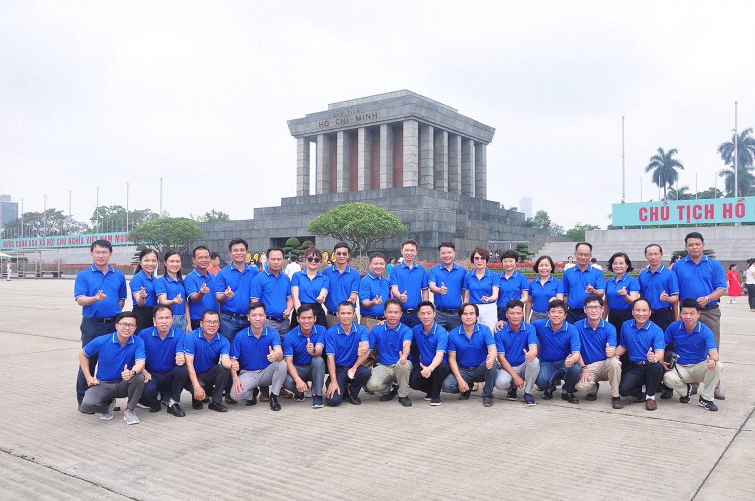 Đoàn cán bộ đảng KĐN viếng lăng Bác Hồ