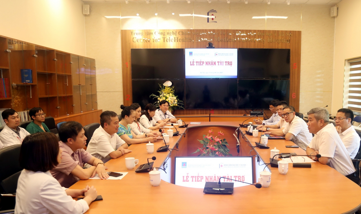 pvn pv gas trao tang thiet bi y te cho benh vien dai hoc y ha noi