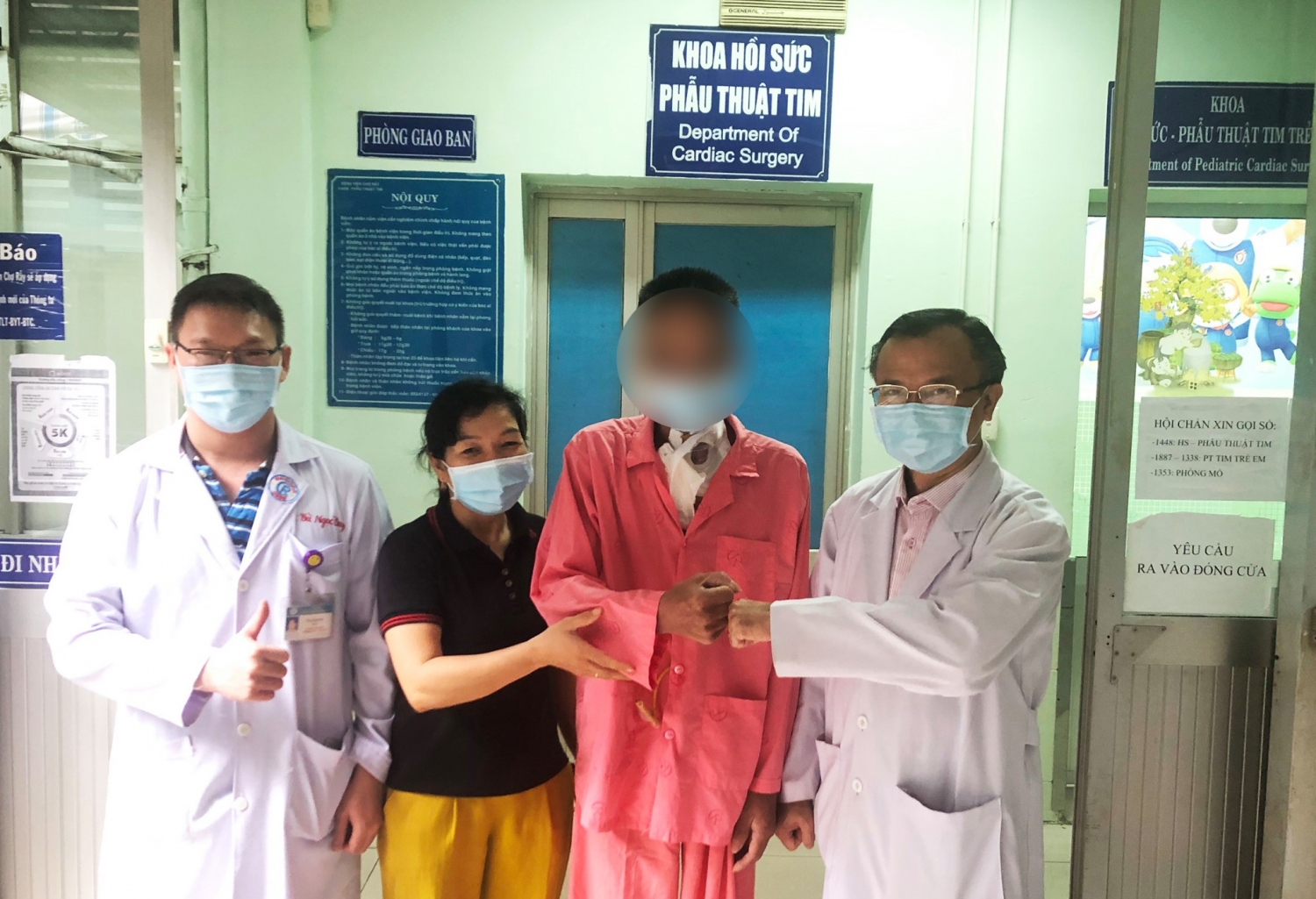 ệnh nhân, người nhà bệnh nhân cùng các bác sĩ trong ngày tái khám tại Bệnh viện Chợ Rẫy.