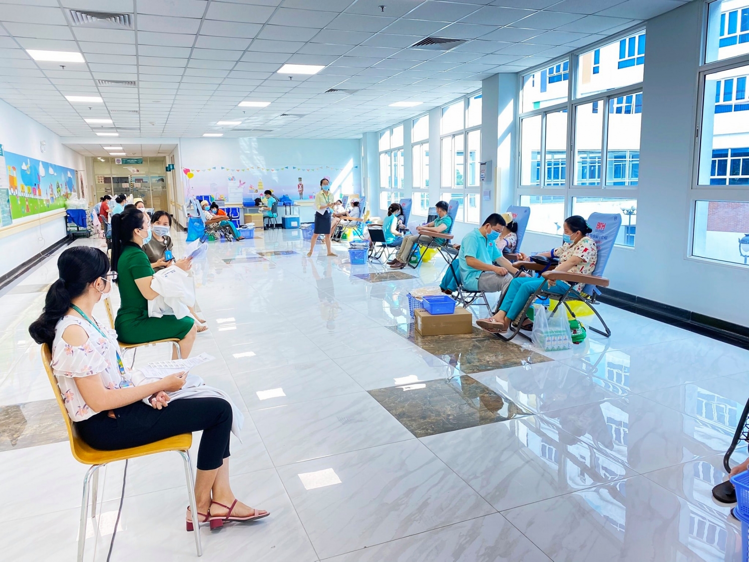 Nhân viên y tế và người nhà bệnh nhân tham gia hiến máu nhân đạo