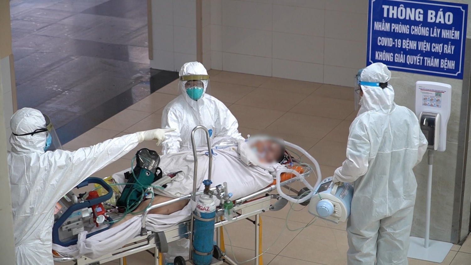 Chuyển bệnh nhân vào khoa Bệnh nhiệt đới.