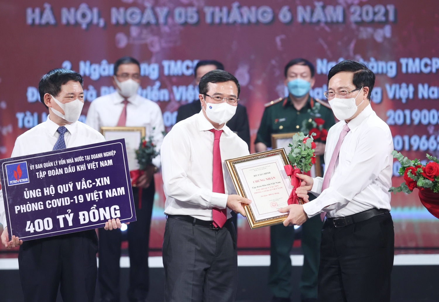 Đồng chí Hoàng Quốc Vượng, Bí thư Đảng ủy, Chủ tịch HĐTV trao số tiền 400 tỉ đồng Petrovietnam ủng hộ “Quỹ vắc-xin phòng, chống Covid-19”