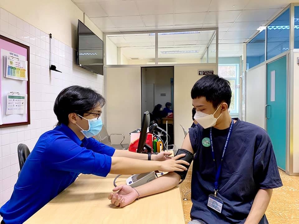 thực hiện tiêm vắc-xin COVID -19 cho những lực lượng tuyến đầu chống dịch