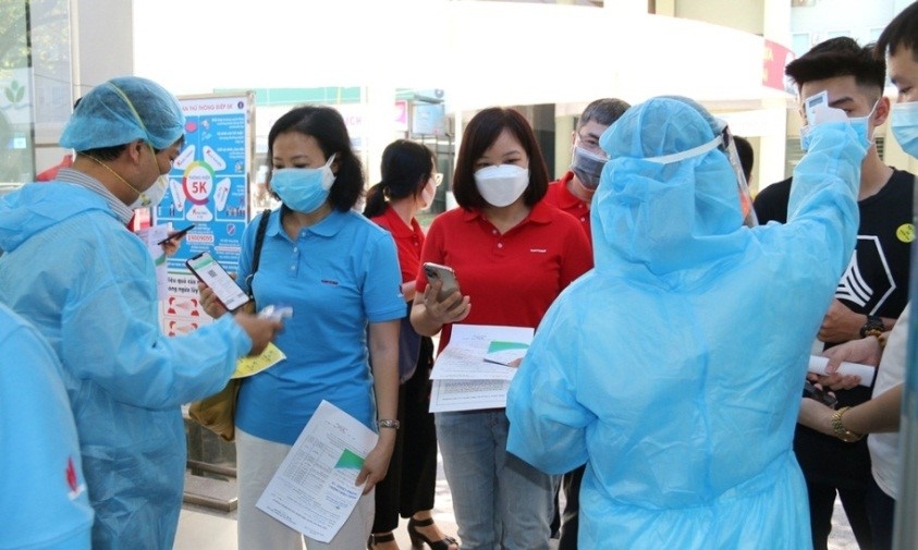 Kiểm tra khai báo y tế, thân nhiệt cho người lao động Dầu khí trước khi bước vào khu vực tiêm chủng