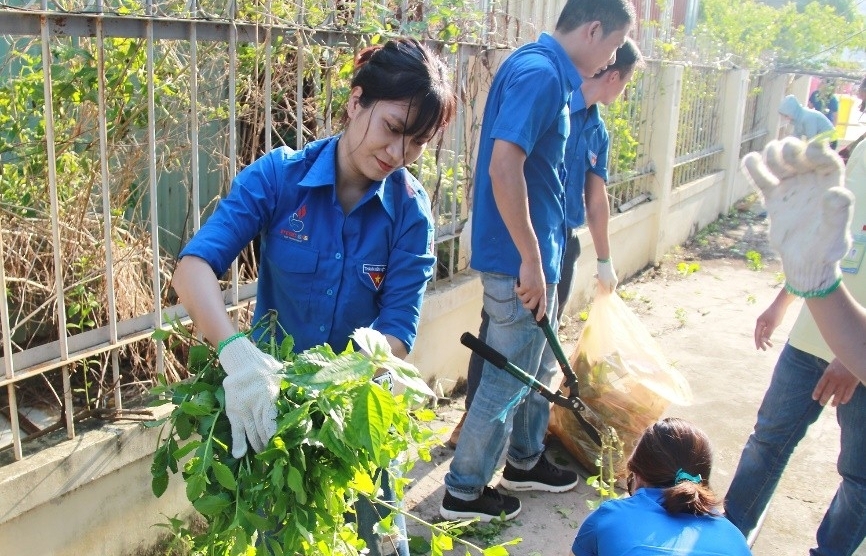 Đoàn Thanh niên PTSC G&S ra quân dọn vệ sinh môi trường
