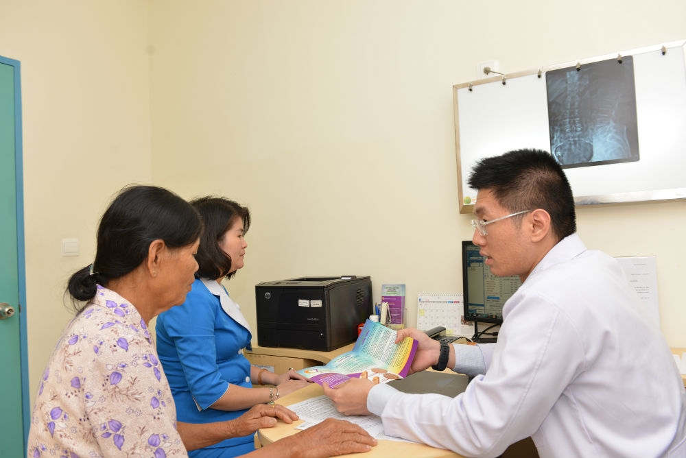 bien chung suy than vi tu chua thoai hoa khop bang phuong phap dan gian
