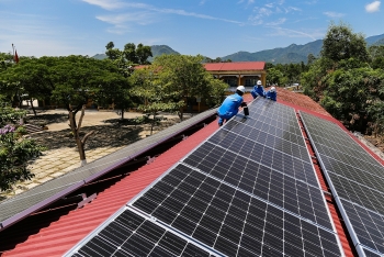 Giá lắp điện mặt trời mái nhà ngày càng giảm