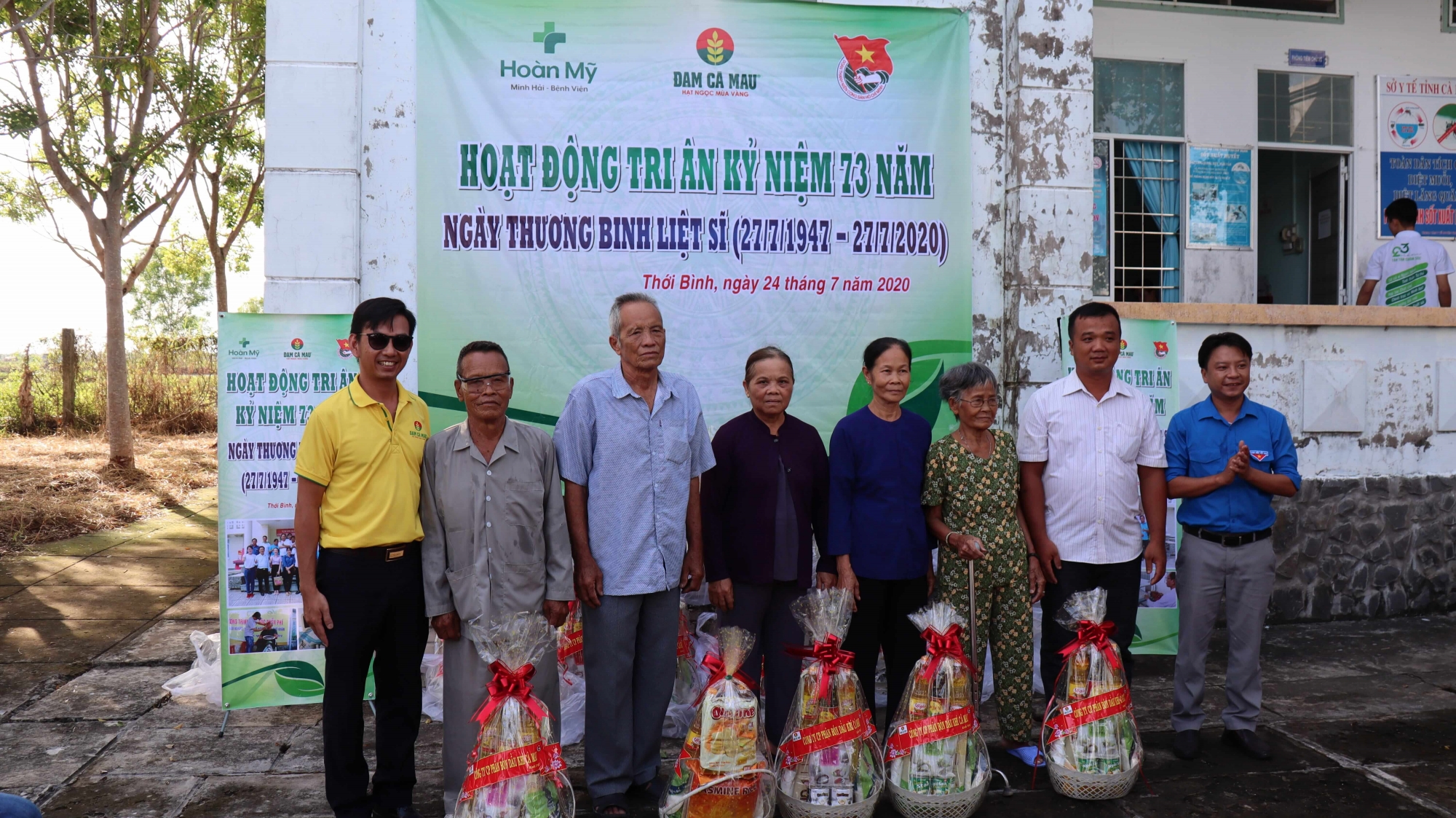 dam ca mau to chuc tham kham benh cap phat thuoc hot toc tang qua cho nguoi dan co hoan canh kho khan