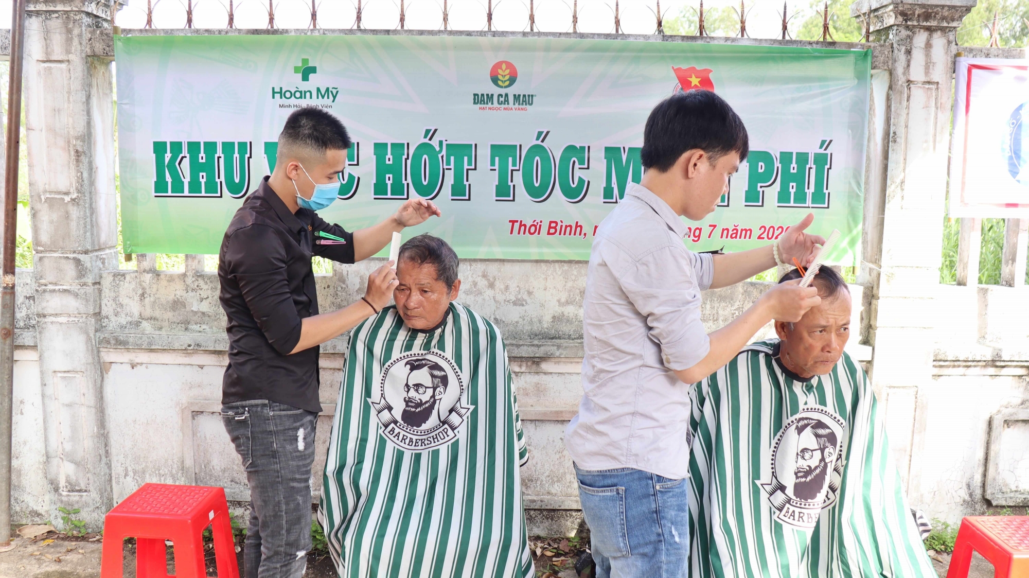 dam ca mau to chuc tham kham benh cap phat thuoc hot toc tang qua cho nguoi dan co hoan canh kho khan