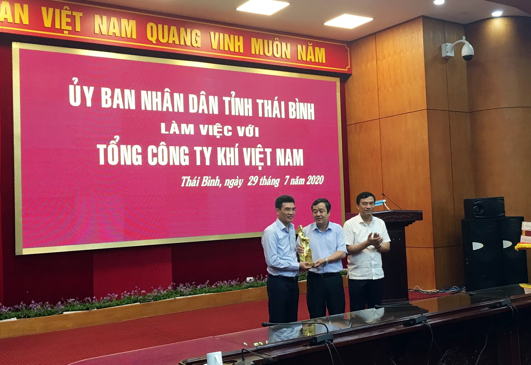 bi thu tinh uy chu tich ubnd tinh thai binh tiep va lam viec voi doan lanh dao pv gas