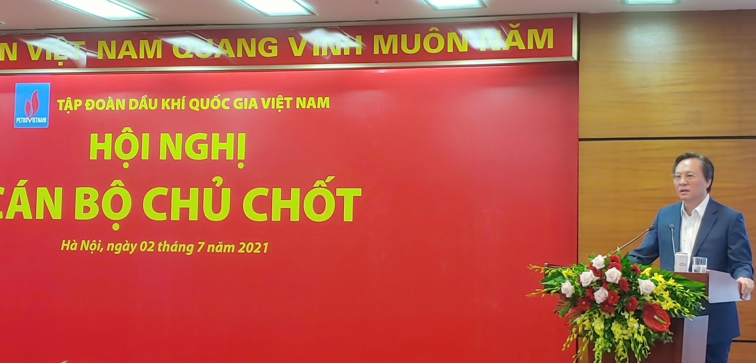 Đồng chí Bùi Minh Tiến trình bày chương trình hành động tại Hội nghị