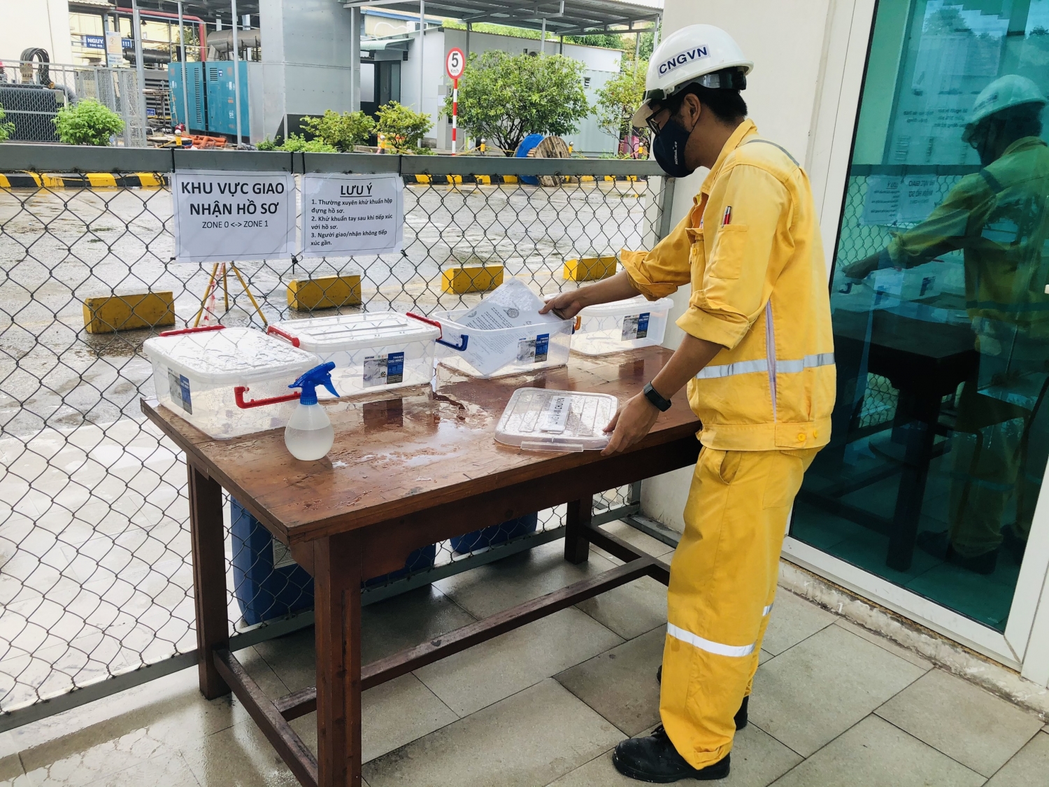 Khu vực giao nhận hồ sơ giữa Zone 0 và Zone 1