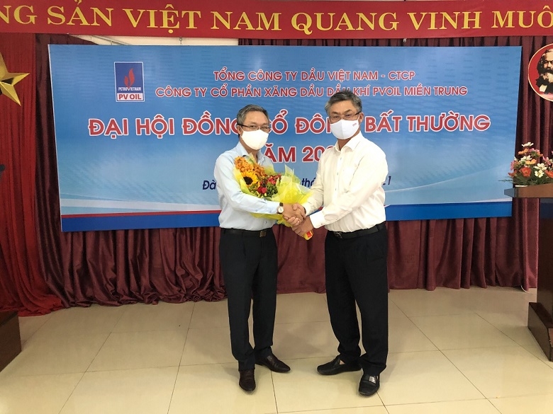 Ông Cái Trọng Anh Tuấn - Chủ tịch HĐQT (bên trái) và ông Nguyễn Hoàng Phúc – Giám đốc PVOIL Miền Trung (bên phải) ra mắt sau khi được bầu/ bổ nhiệm.