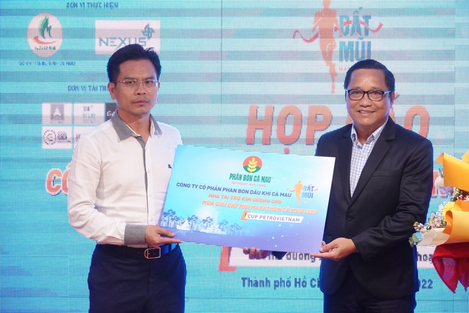 Đại diện PVCFC trao tài trợ cho Giải