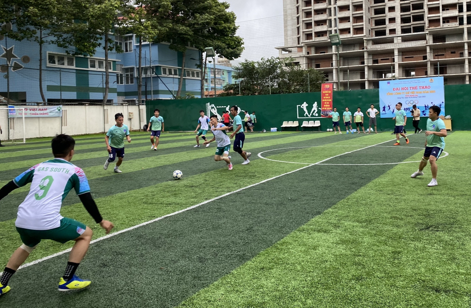 8 trận đấu của Vòng đấu loại và Tứ kết bóng đá đều hấp dẫn, tranh đua quyết liệt