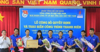 Gắn biển Công trình thanh niên tại Nhà máy Bọc ống Dầu khí