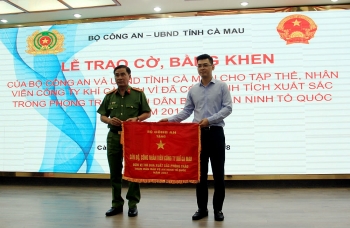 Công ty Khí Cà Mau nhận Cờ thi đua của Bộ Công an