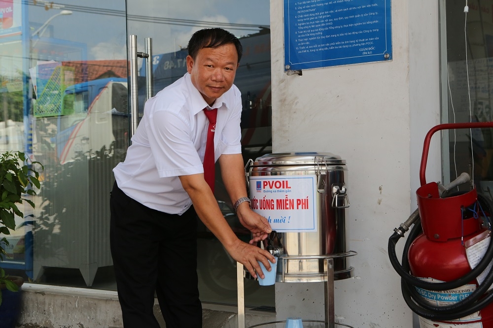 binh nuoc uong mien phi cua pvoil mang den cam nhan duong xa them gan