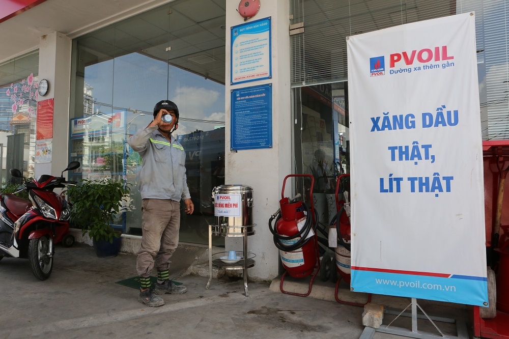 binh nuoc uong mien phi cua pvoil mang den cam nhan duong xa them gan