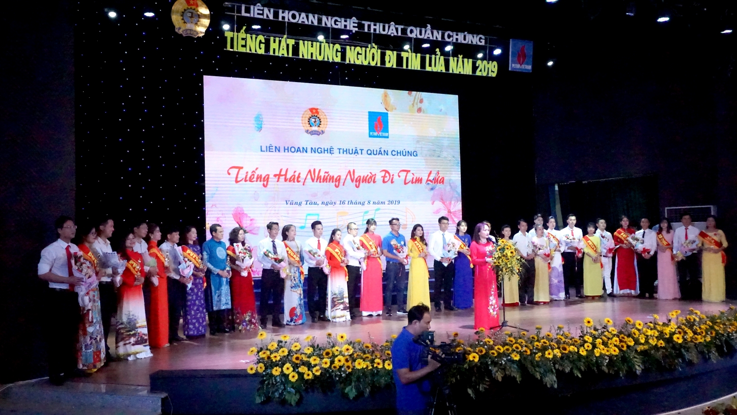Liên hoan “Tiếng hát Những người đi tìm lửa ngành Dầu khí 2019” khu vực phía Nam lien hoan tieng hat nguoi di tim lua nganh dau khi 2019 khu vuc phia nam