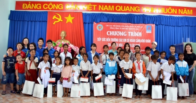 doan thanh nien pvgas tiep suc den truong tai tinh binh phuoc