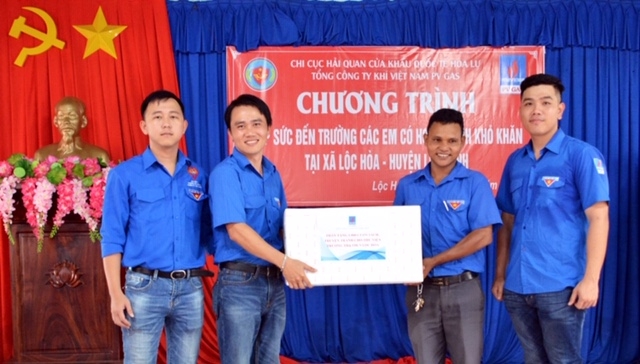 doan thanh nien pvgas tiep suc den truong tai tinh binh phuoc