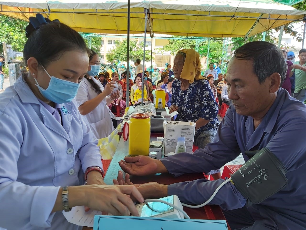 ptsc phoi hop to chuc kham chua benh phat thuoc mien phi cho nguoi ngheo