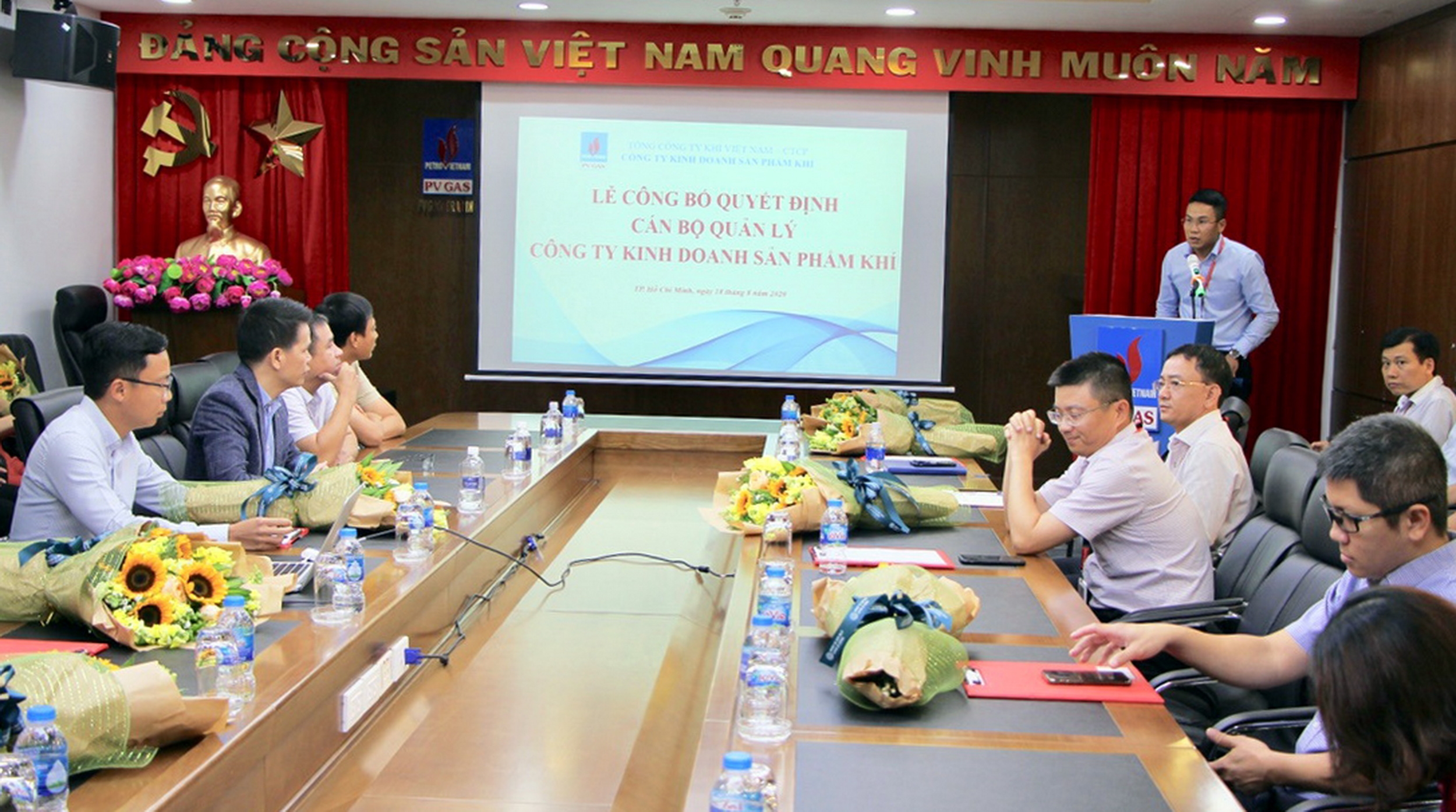 cong ty kinh doanh san pham khi bo nhiem can bo quan ly