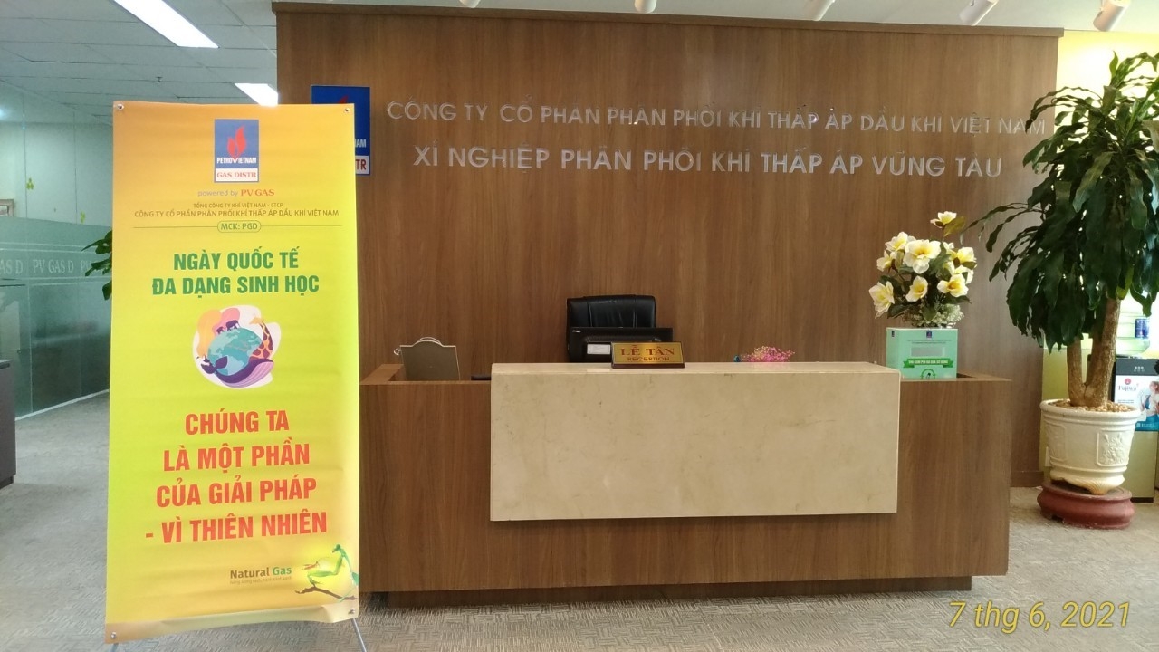 Treo băng rôn, biểu ngữ hưởng ứng Ngày Môi trường thế giới và Ngày Quốc tế Đa dạng sinh học năm 2021 với chủ đề “Chúng ta là một phần của giải pháp – Vì thiên nhiên”