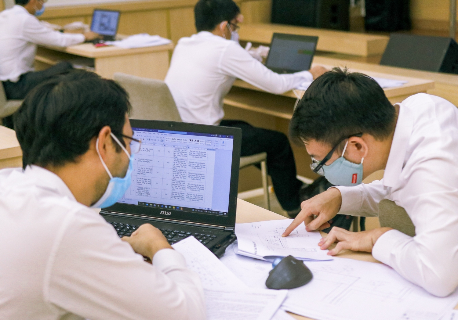  Thảo luận cùng đồng nghiệp