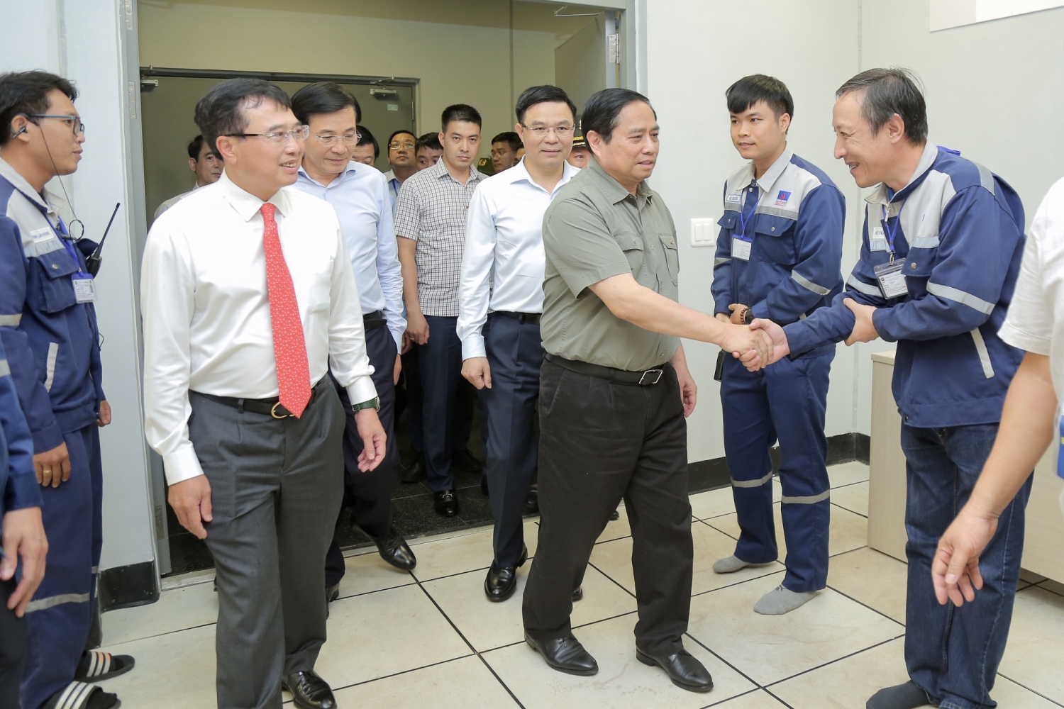 hủ tướng Phạm Minh Chính thăm hỏi người lao động NMNĐ Sông Hậu 1