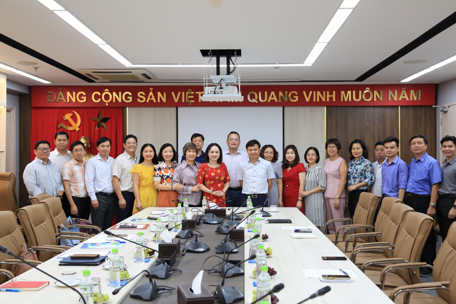 Đoàn  công tác cùng, lãnh đạo Tổng công ty và cán bộ Công đoàn PVTrans chụp hình lưu niệm