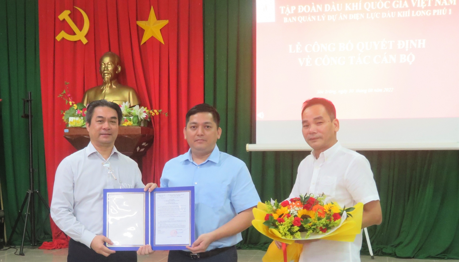 Trao quyết định Kế toán trưởng Ban Quản lý Dự án Điện lực Dầu khí Long Phú 1