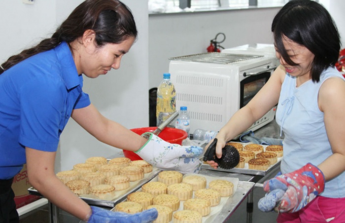 doan thanh nien pv gas lam banh trung thu tang tre em ngheo