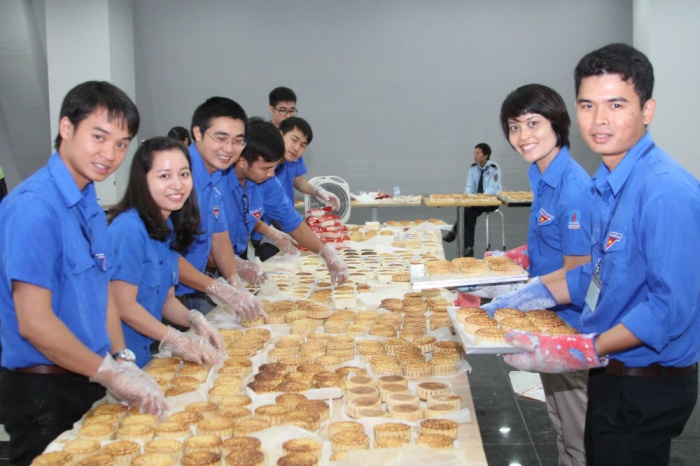 doan thanh nien pv gas lam banh trung thu tang tre em ngheo
