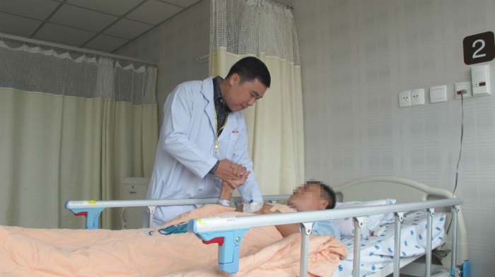 Bệnh nhân đột quỵ bị liệt tứ chi do di chuyển không đúng cách dot quy bi liet tu chi do di chuyen benh nhan khong dung cach