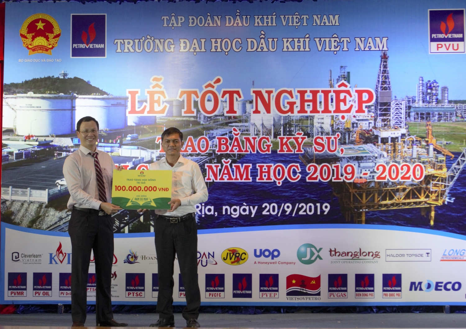 dam ca mau trao hoc bong 100 trieu dong cho sinh vien truong dai hoc dau khi viet nam