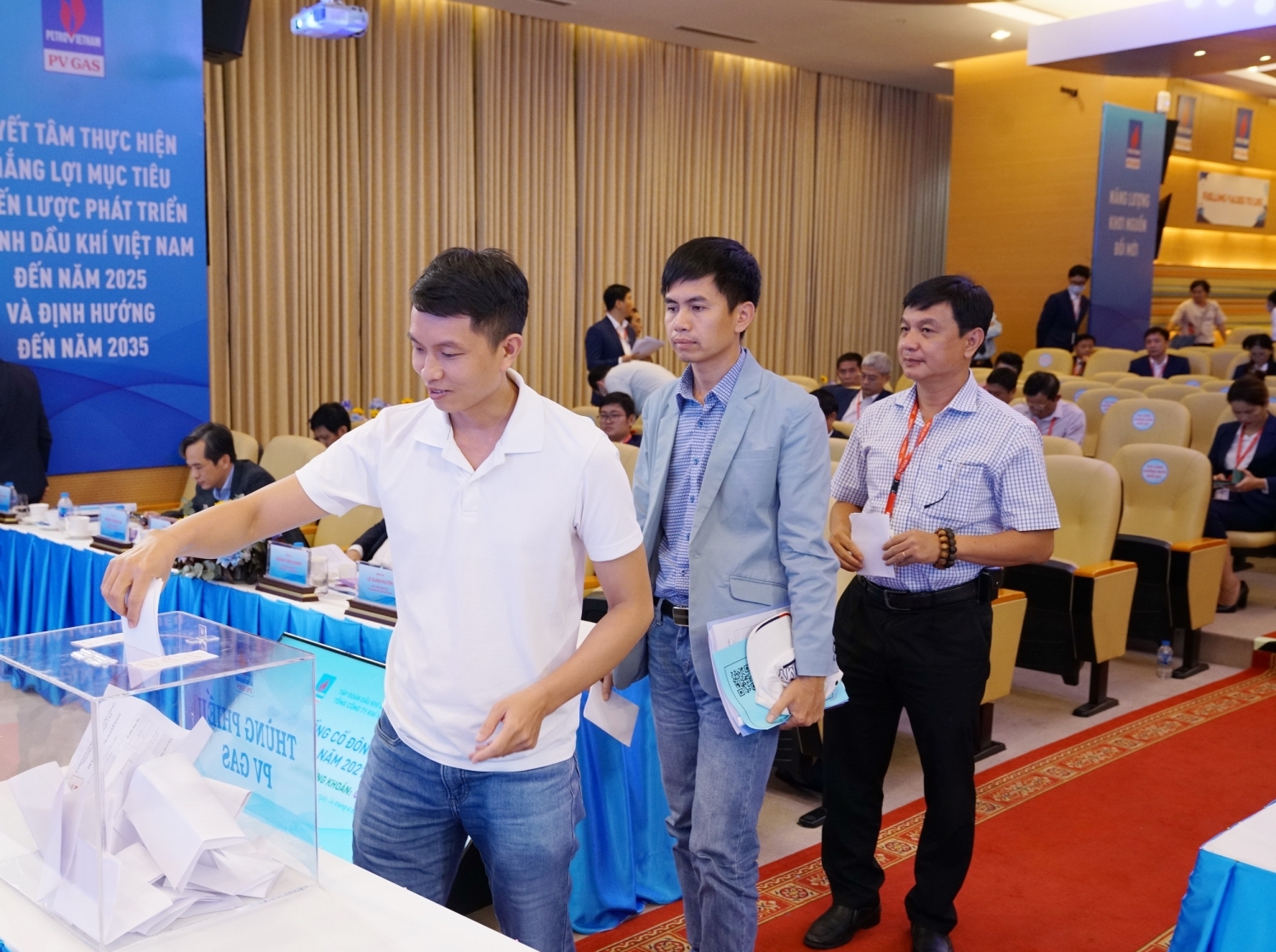 Cổ đông thực hiện quyền bầu cử tại ĐHĐCĐ thường niên năm 2021 PV GAS - Hình tư liệu