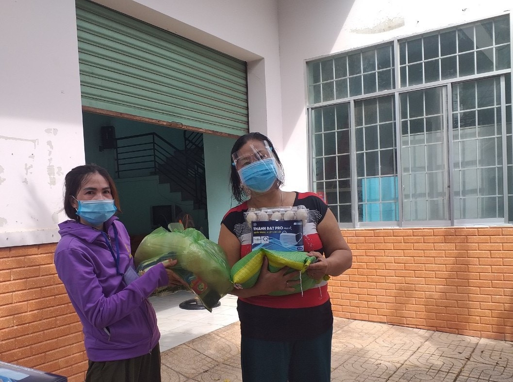 Các công đoàn cơ sở của PV GAS gửi tặng quà hỗ trợ cho người dân phòng chống dịch bệnh