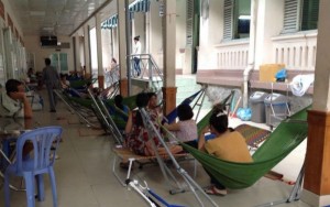 Dịch bệnh tăng cao, bệnh nhi chen chúc nằm ngoài hành lang