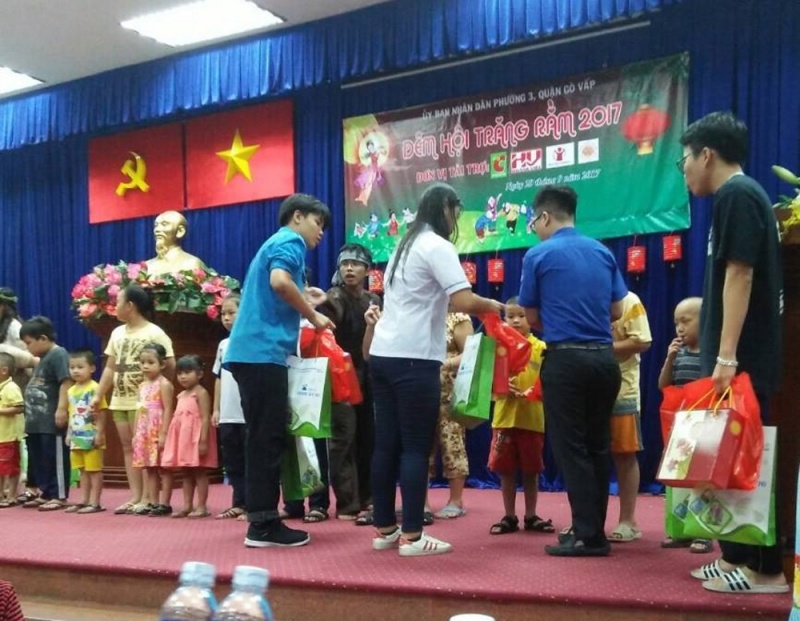 pv gas to chuc vui tet trung thu cho cac em thieu nhi