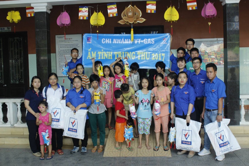 pv gas to chuc vui tet trung thu cho cac em thieu nhi