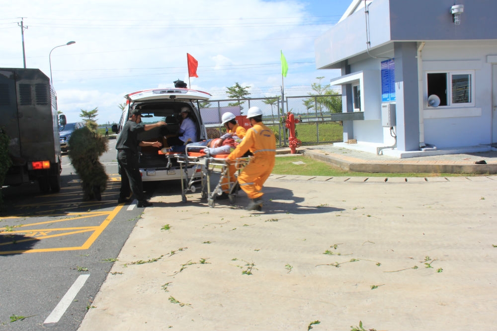 chum anh dien tap danh bat khung bo tai nha may xu ly khi ca mau
